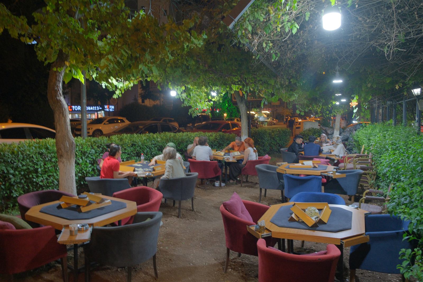 Kayapınar’da bahçeli cafe ortamı