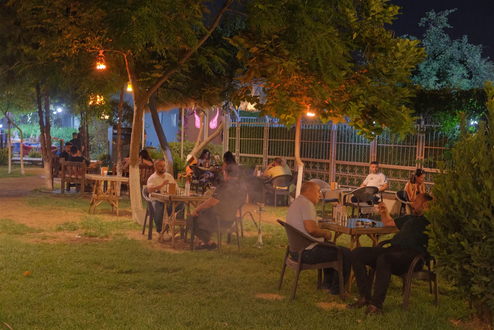 Cafe 90’lar bahçesinde nargile keyfi